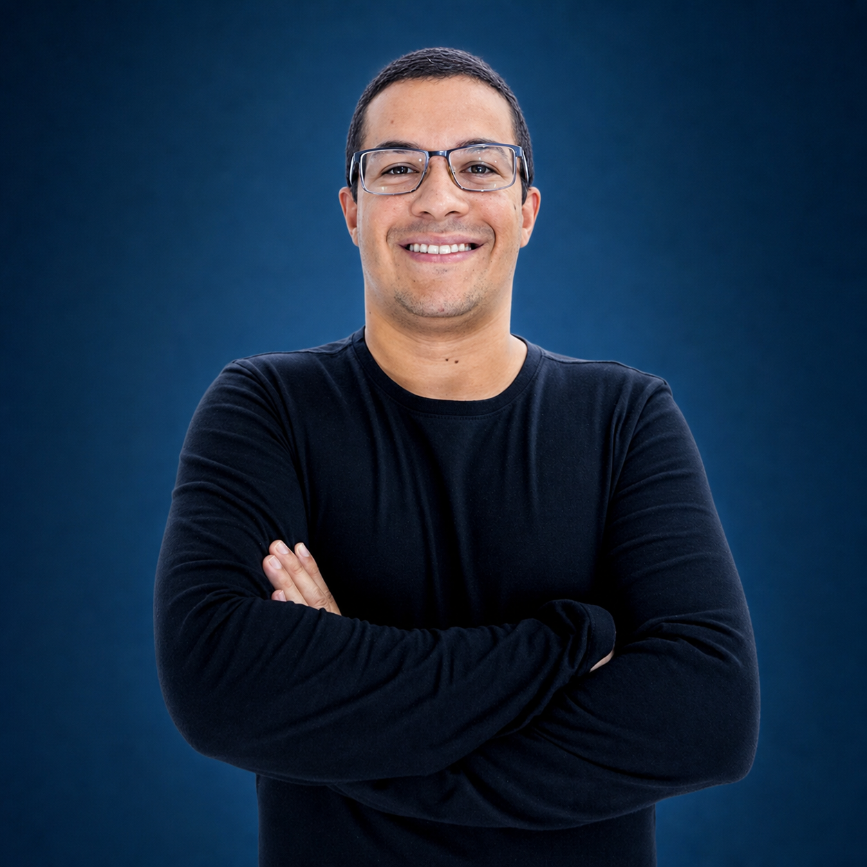 Felipe Cesário em fundo azul